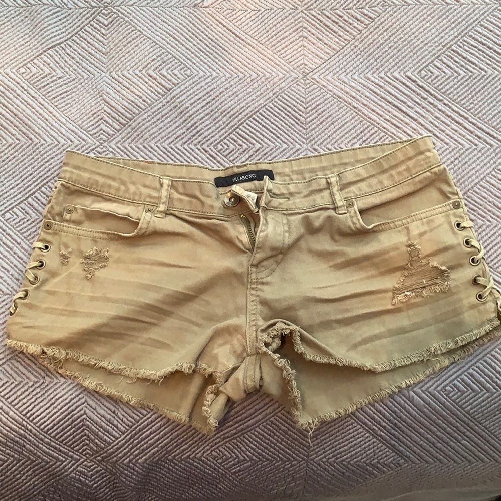 Camo green billabong shorts with cute side design!